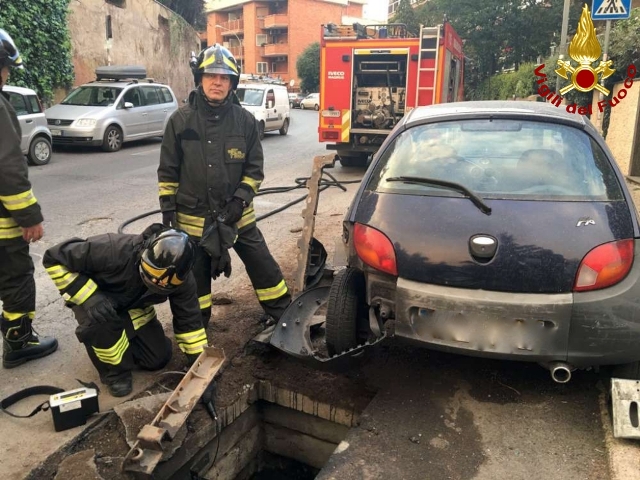 Roma, deflagrazione di un tombino