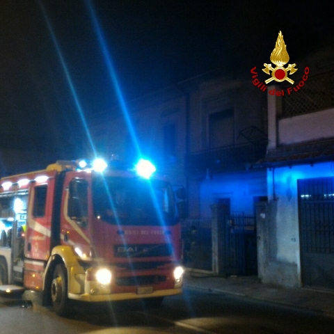 Prato, incendio in un edificio