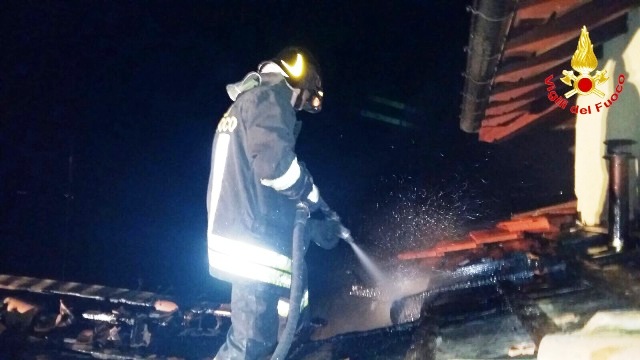 Varese, brucia il tetto di un ristorante a Monvalle