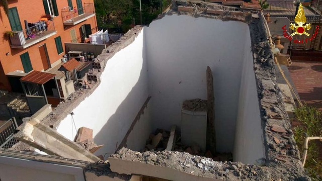 Roma, crollo di un torrino nel quartiere Pisana