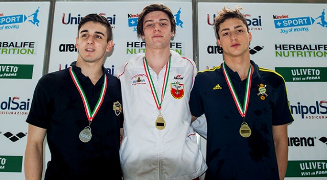 Al centro Lorenzo Mora