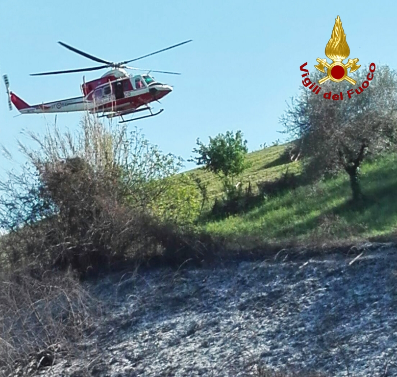 L'elicottero presente sul lugo dell'incendio