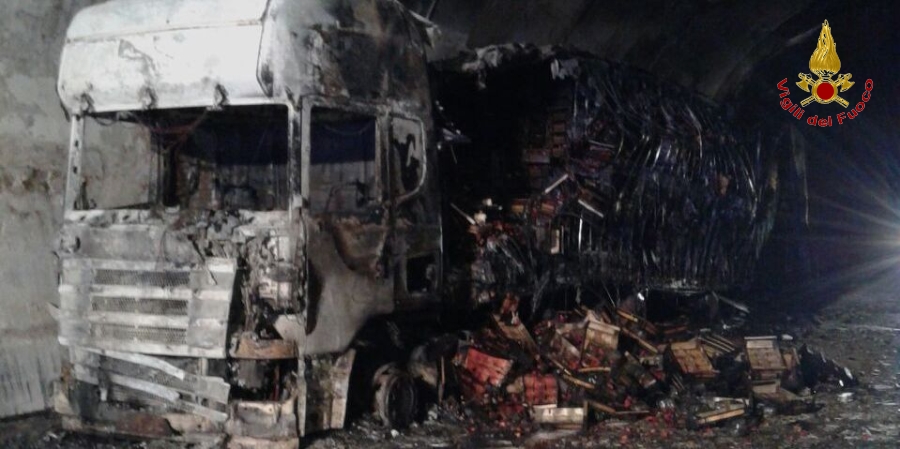 Un immagine dell'incendio