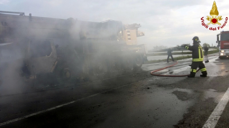 Novara, incendio di un'autogru