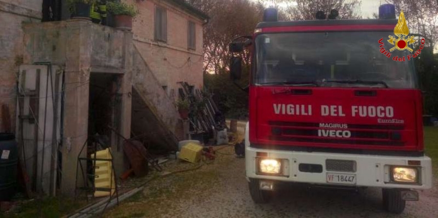 Macerata, incendio abitazione a Recanati, tratte in salvo due persone