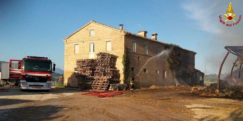 Ancona, incendio in un capannone a Moie di Maiolati