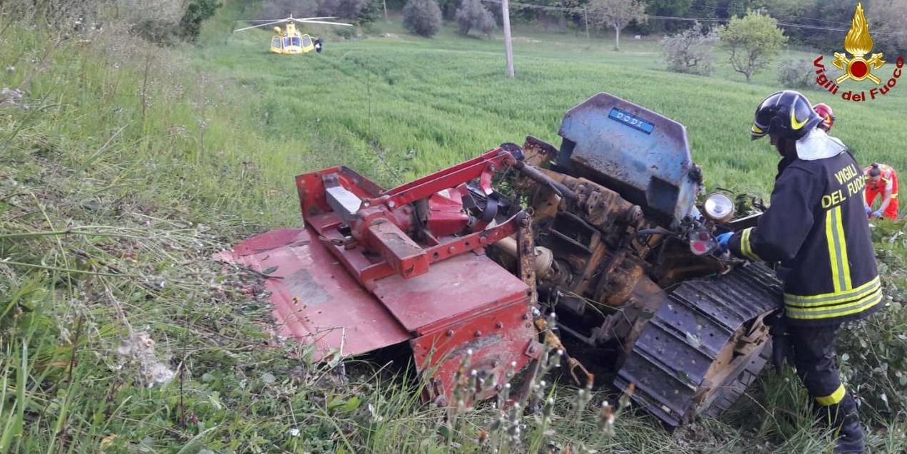 Ancona, soccorso un uomo caduto da un trattore