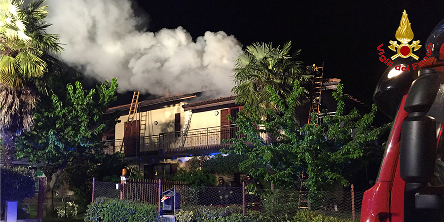 Varese, in fiamme il tetto di una villetta