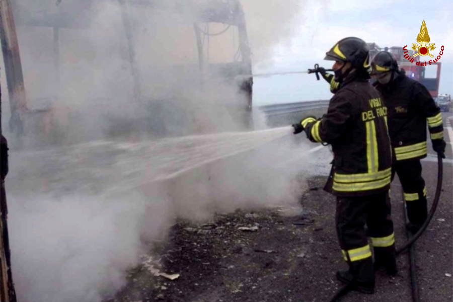 Sassari, incendio autobus a Castelsardo