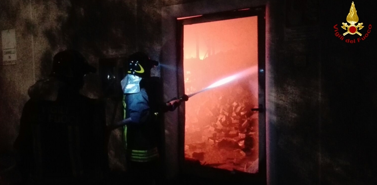 Ancona, incendio capannone a Senigallia