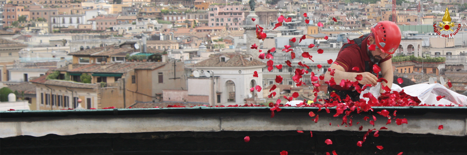 Roma, pioggia di petali di rose al Pantheon