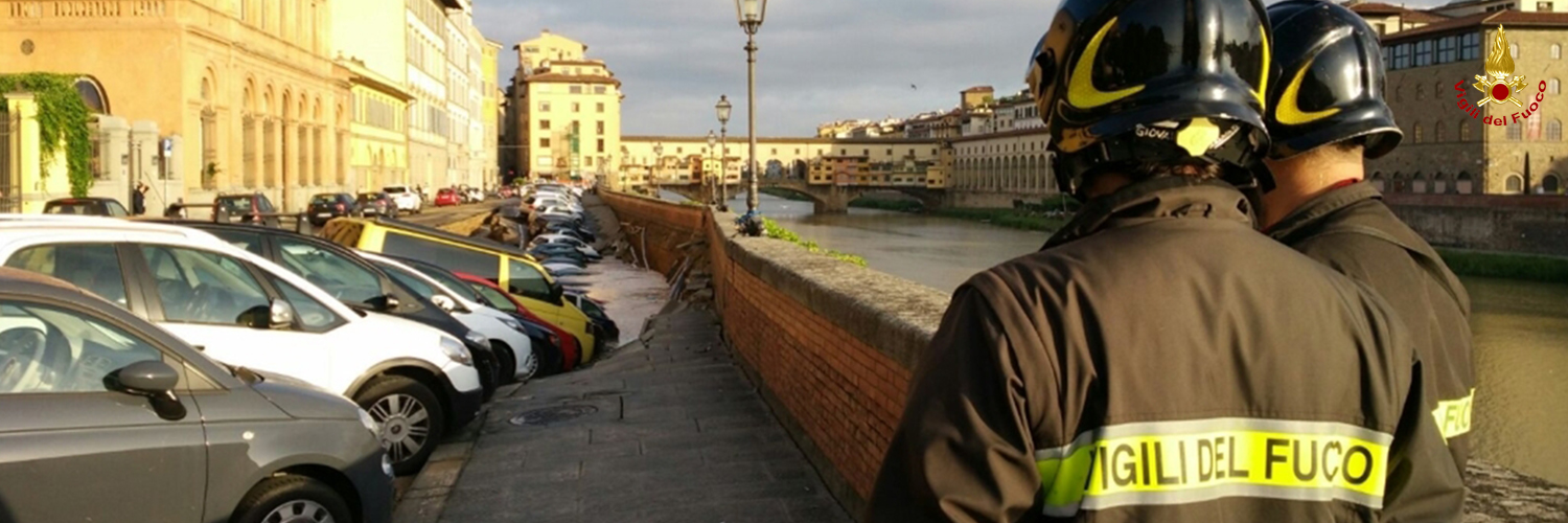 Firenze, una voragine si apre sul Lungarno