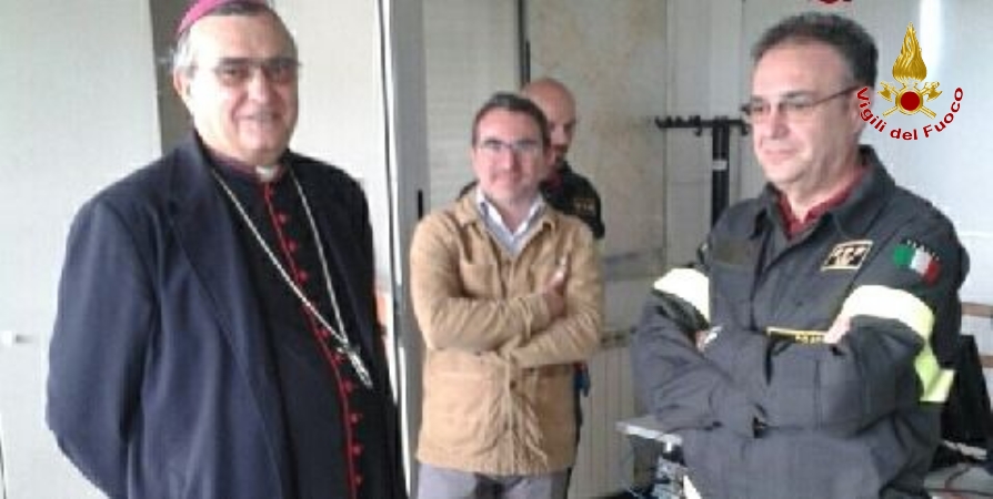 Prato,  S.E. Monsignor Franco Agostinelli, vescovo della diocesi, in visita al Comando