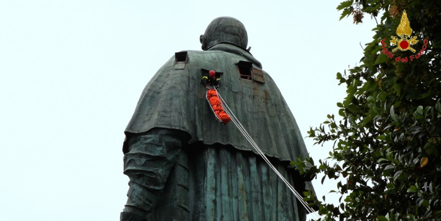 Novara, esercitazione SAF presso la statua del San Carlone