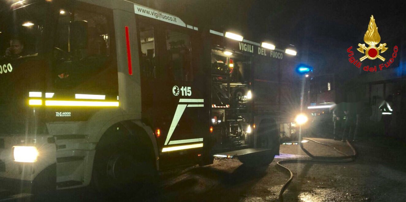 Varese, incendio di materiale di scarto presso un'azienda che produce vernici