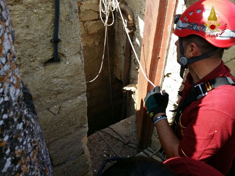 Catania, salvato un uomo caduto in un pozzo