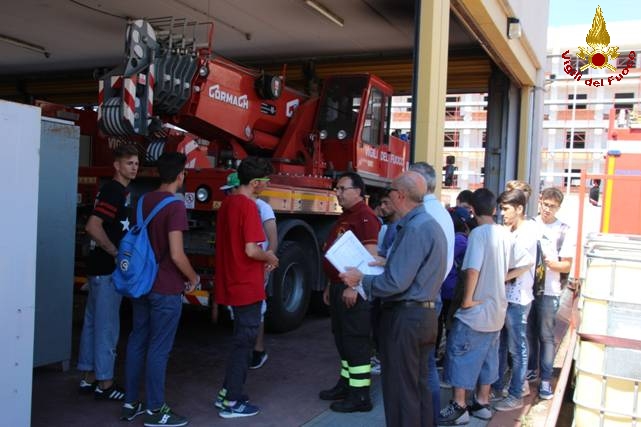Bari, i ragazzi dell'Euclide in visita al Comando