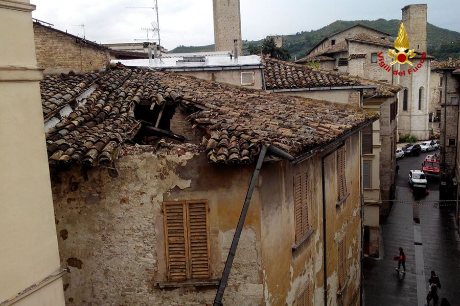 Ascoli Piceno, crolla un tetto nel centro storico