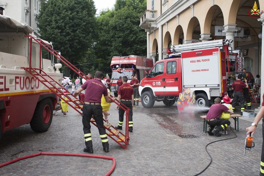 Novara, "Pompieropoli" in Piazza Martiri