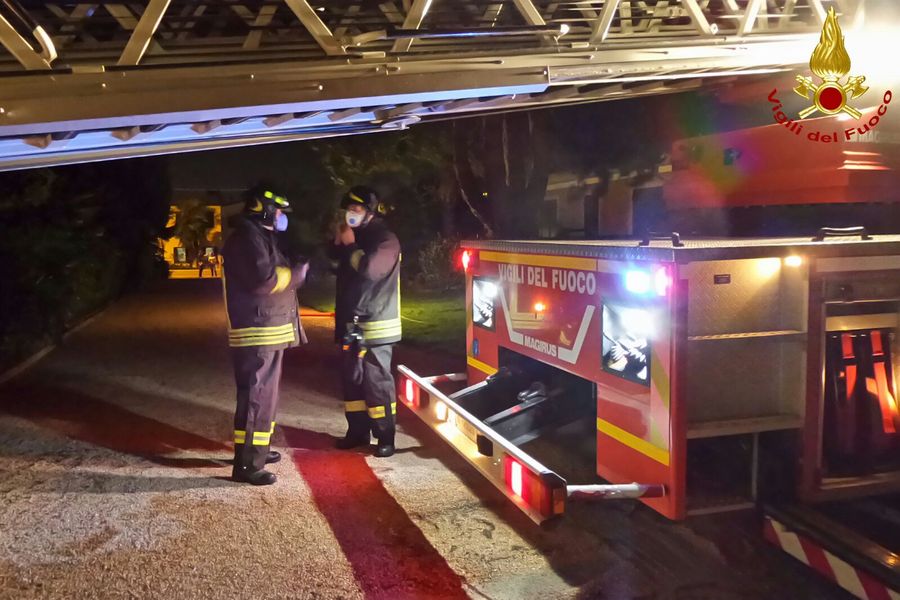 Padova, rogo in un colorificio di Rubano