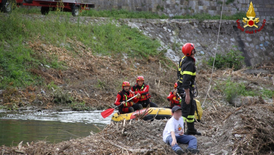 Prato, i vigili del fuoco partecipano alla riqualificazione dei giardini della passerella