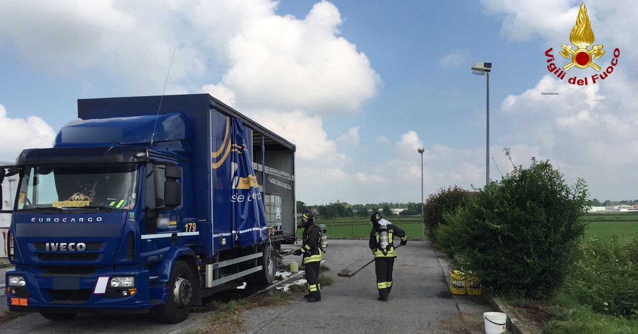 Novara, sversamento prodotti corrosivi