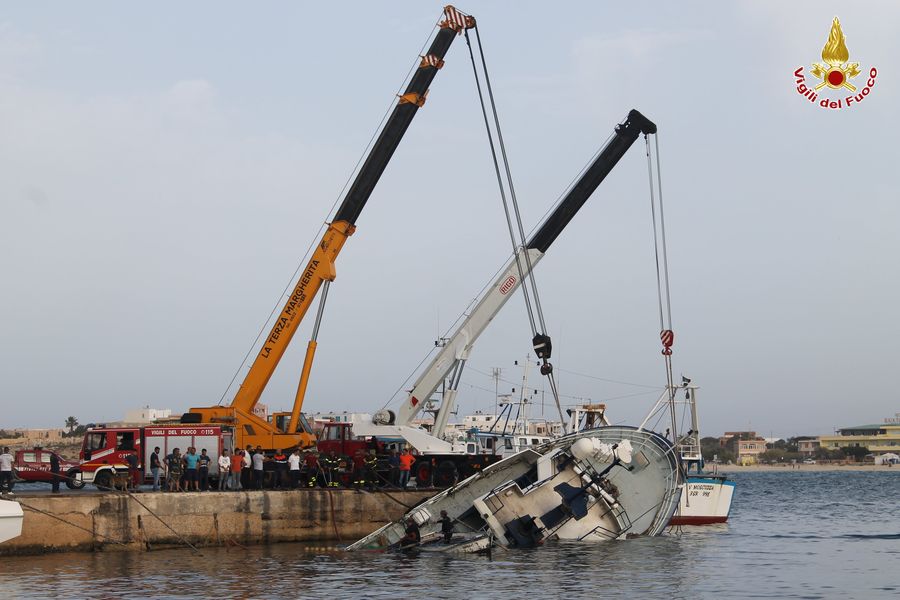 Agrigento, i Vigili del Fuoco recuperano peschereccio affondato a Lampedusa