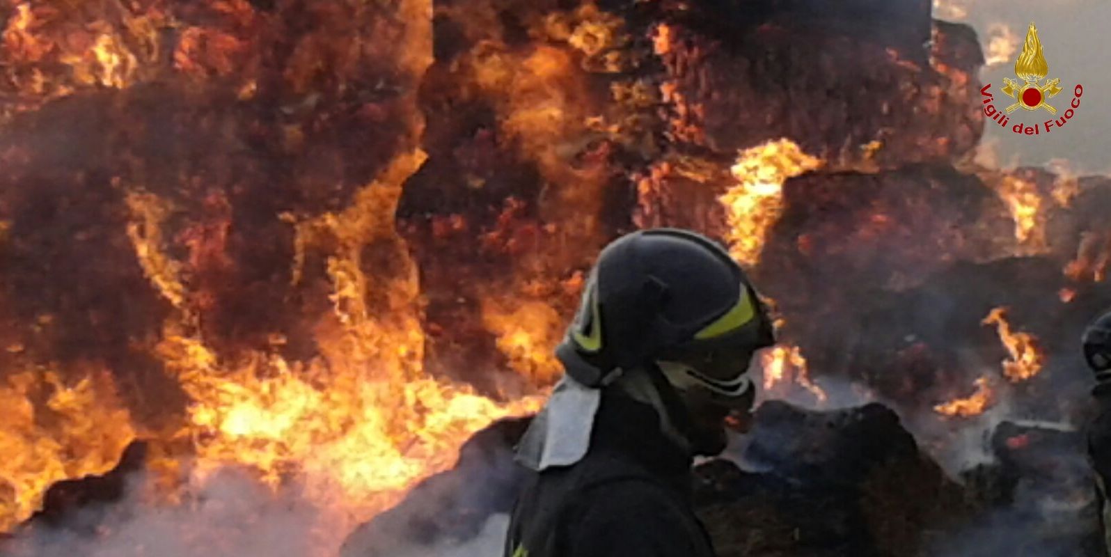 Caserta, incendio in un centro sportivo per il tiro a volo