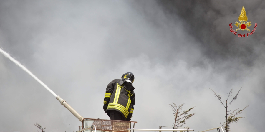 Agrigento, incendio capannone all'interno di un impianto per la raccolta differenziata