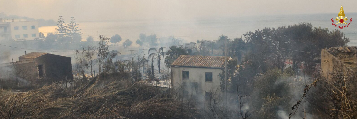 Vigili del Fuoco al lavoro per fronteggiare l'emergenza incendi boschivi in Sicilia