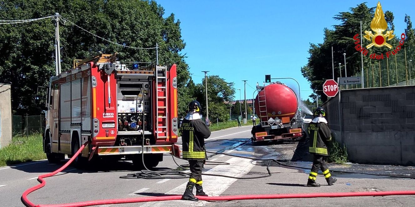 Incendio al rimorchio di un automezzo pesante