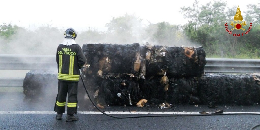 Terni, incendio di un autoarticolato sulla "A1"