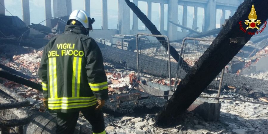 Pesaro, incendio in un padiglione fieristico