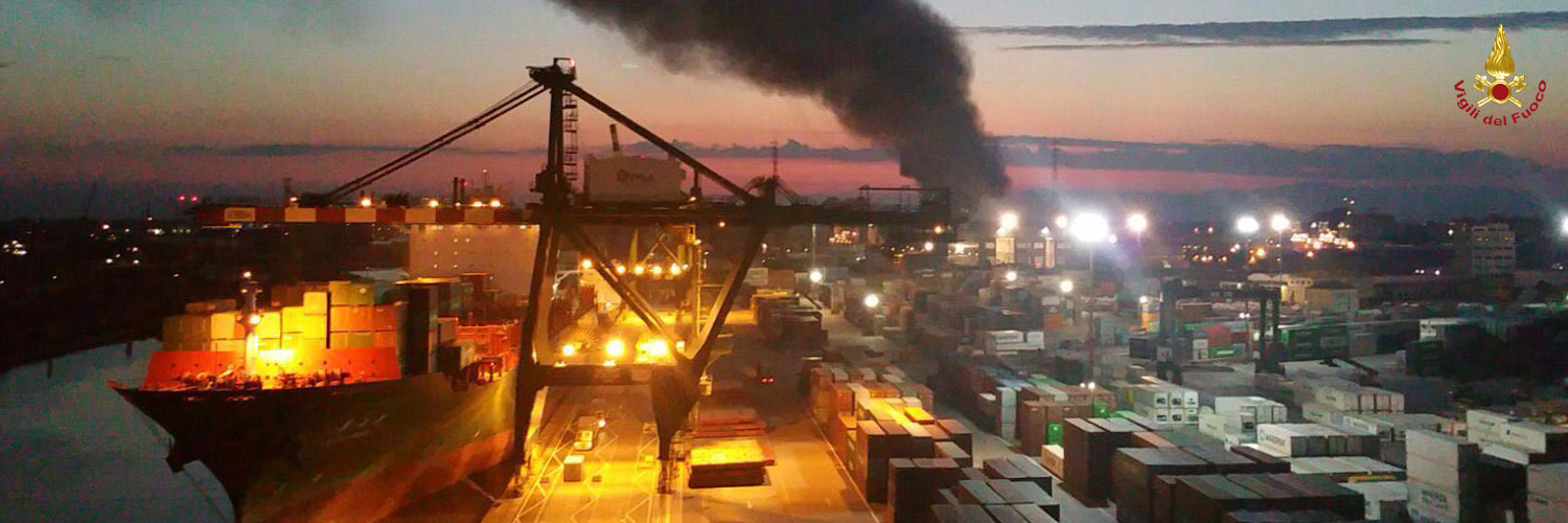 Venezia, incendio gru a Porto Marghera