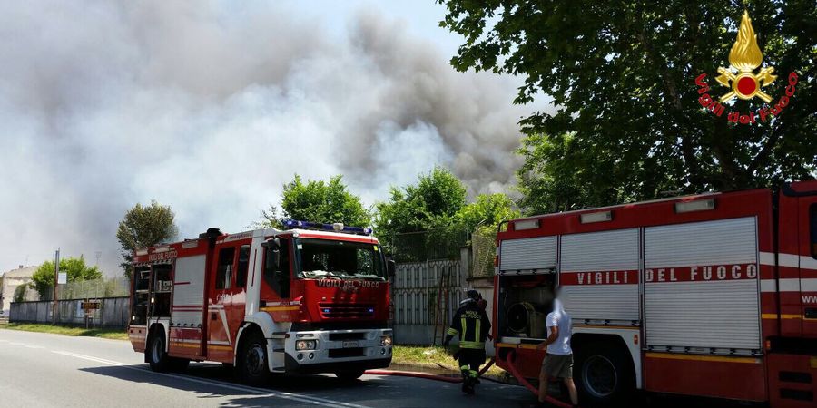 Varese, incendio in un capannone industriale a Legnano