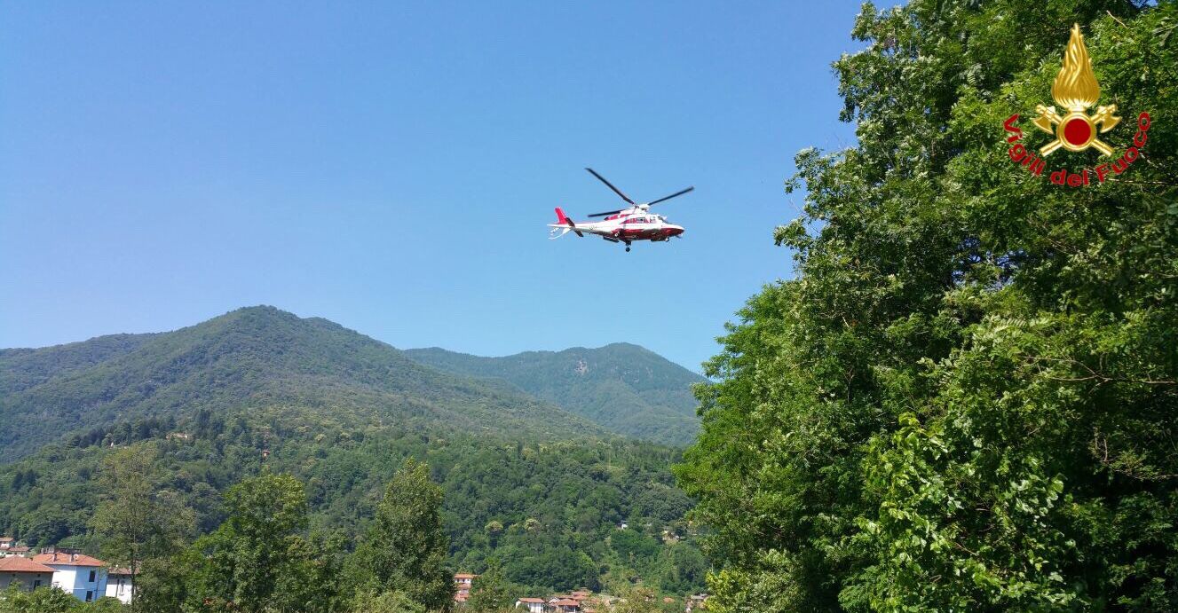 Varese, soccorso a persona rimasta bloccata su di un albero