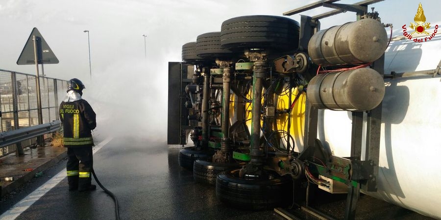 Napoli, ribaltamento di un'autocisterna