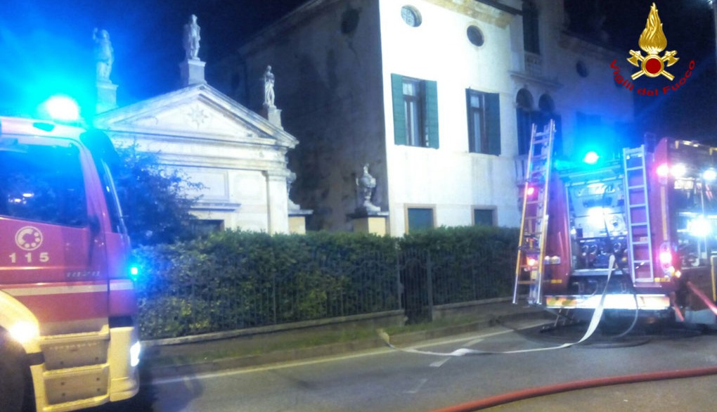 Padova, fiamme in una villa seicentesca a Noventa Padovana