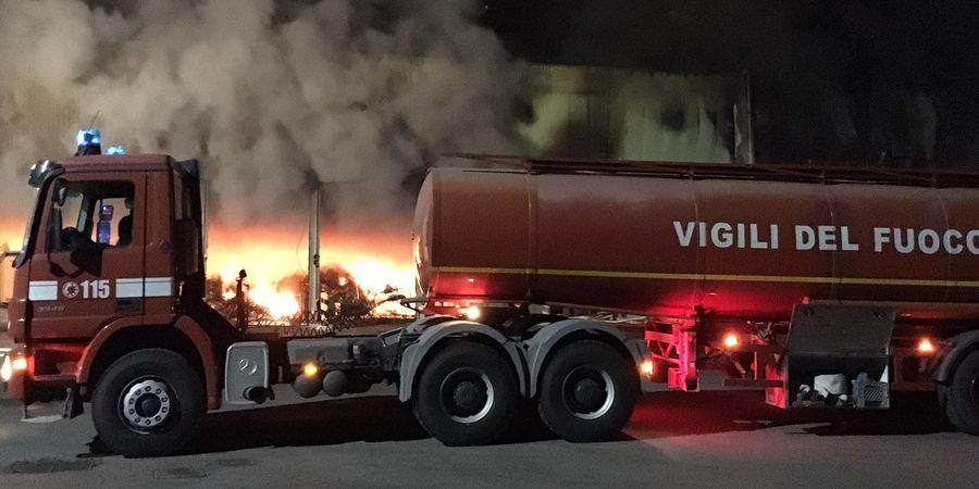 Roma, incendio nella discarica di Cecchina