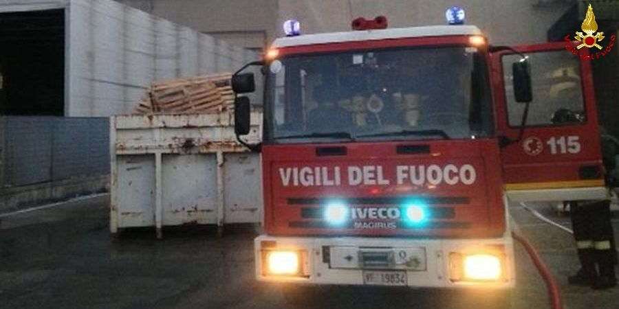 Prato,incendio in un capannone industriale