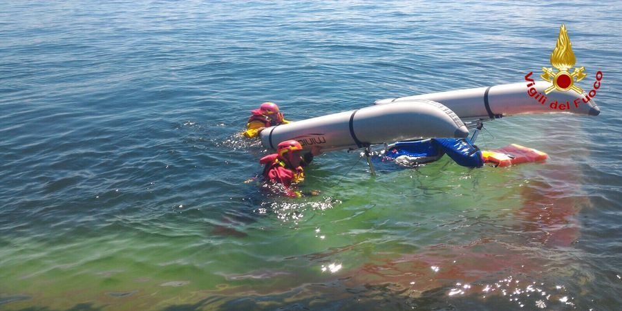 Varese, precipita nel lago con il suo "deltaplano galleggiante"