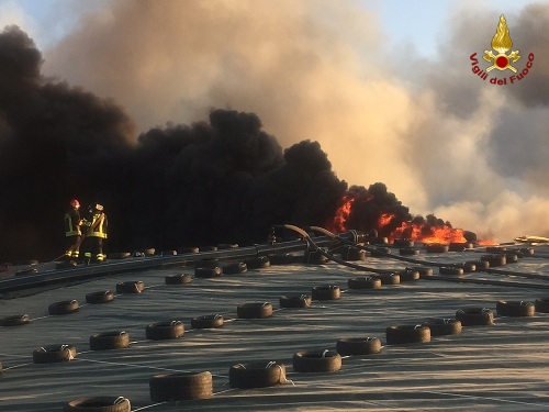 Pistoia, incendio discarica a Serravalle Pistoiese