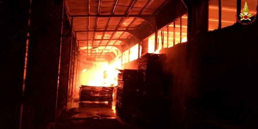 Benevento, vasto incendio in un capannone industriale