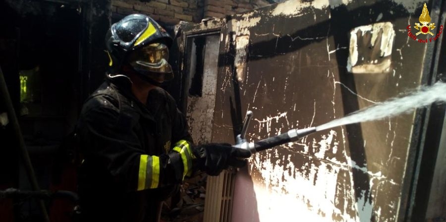 Vibo Valentia, incendio in un'abitazione nel centro storico di Pizzoni