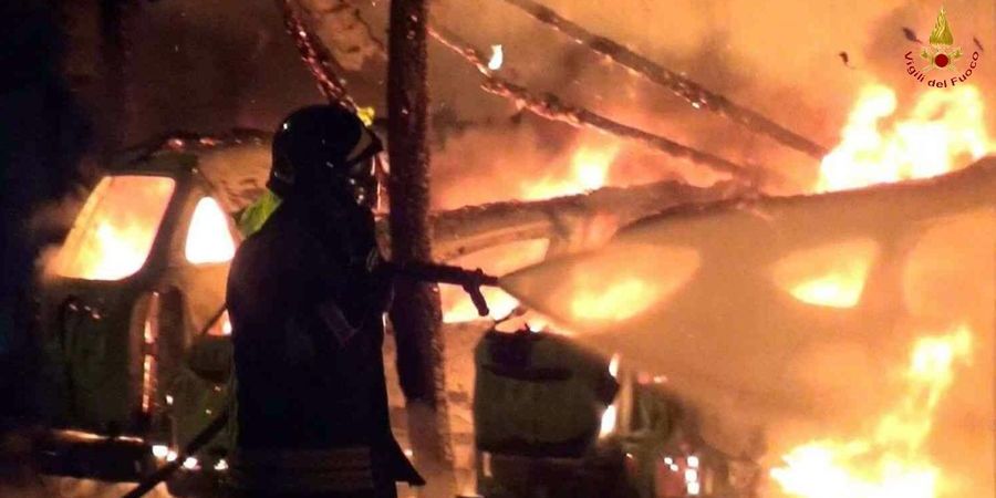 Sassari, incendio in un parcheggio di un residence