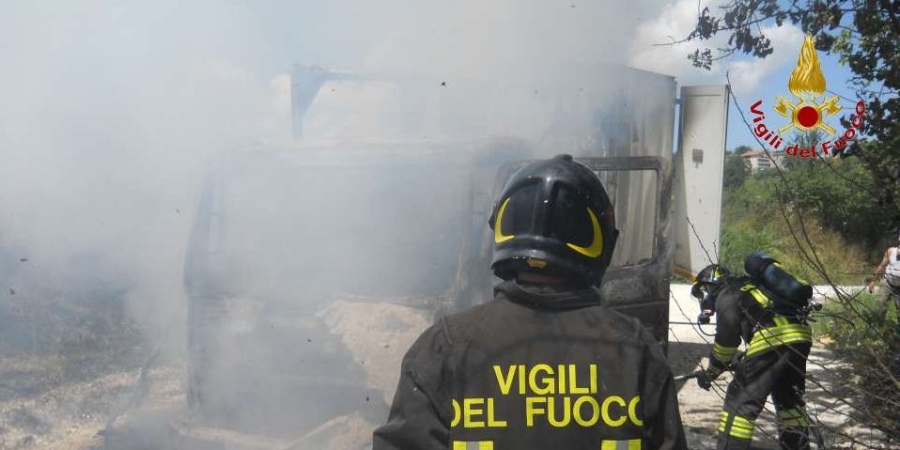 Macerata, incendio autofurgone