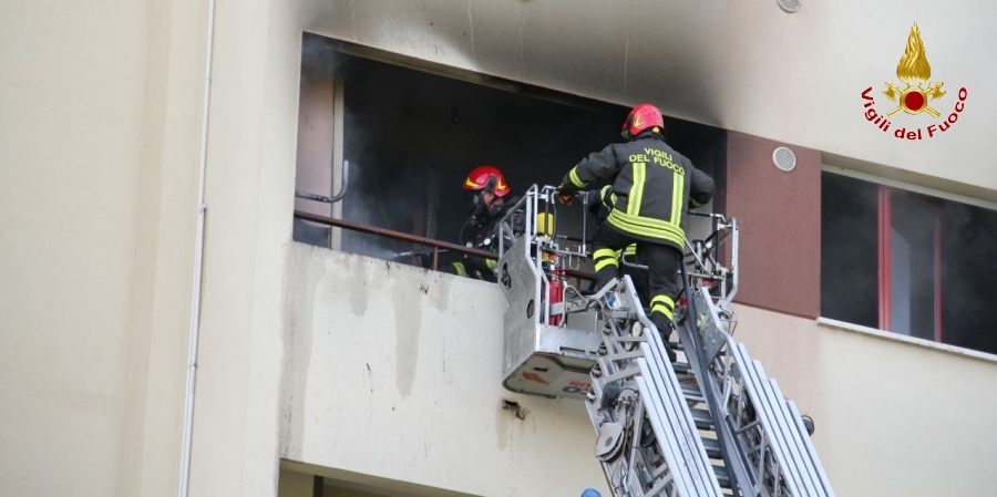Ancona, incendio in abitazione
