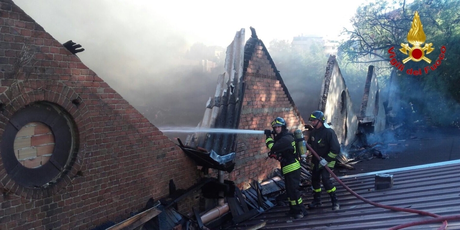 Varese, incendio in una ex fabbriaca manifatturiera