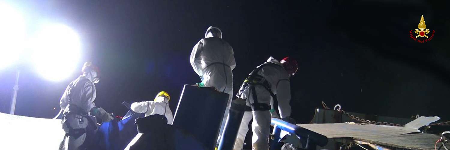 Recupero barcone migranti ad Augusta, tutto il lavoro dei Vigili del fuoco