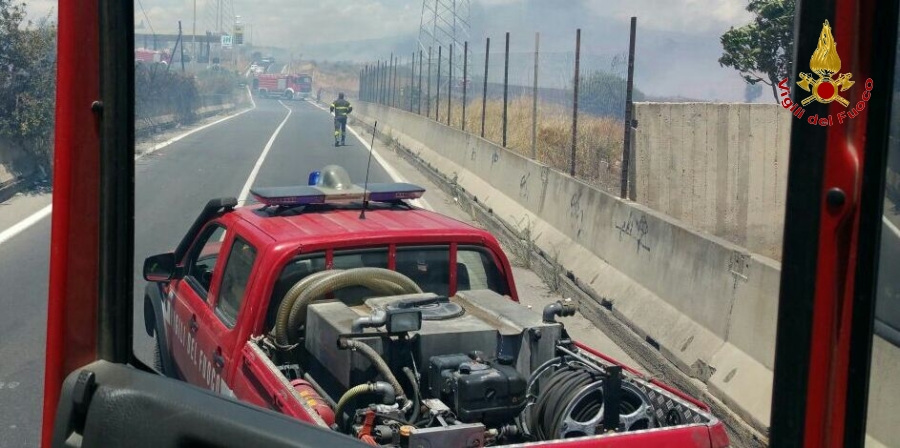 Catania, vasto incendio lungo la Stradale Cravone
